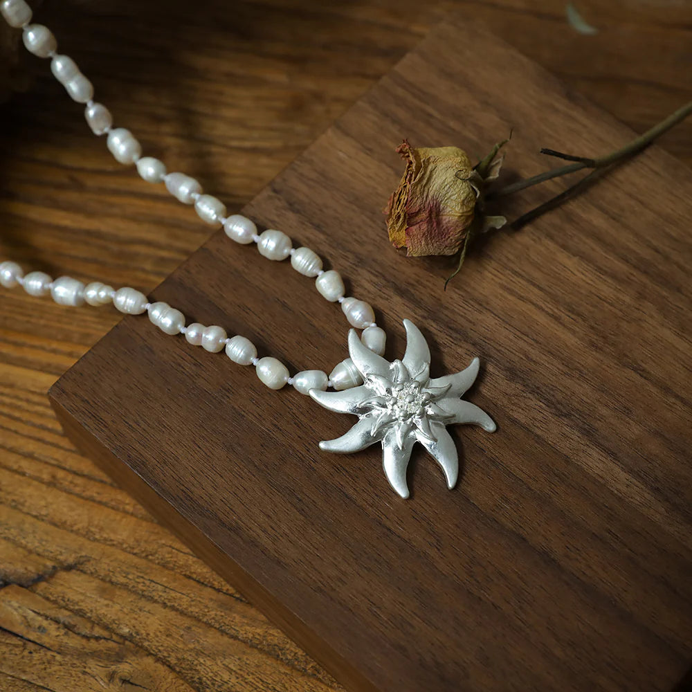 Necklace, bracelet and earrings set, white