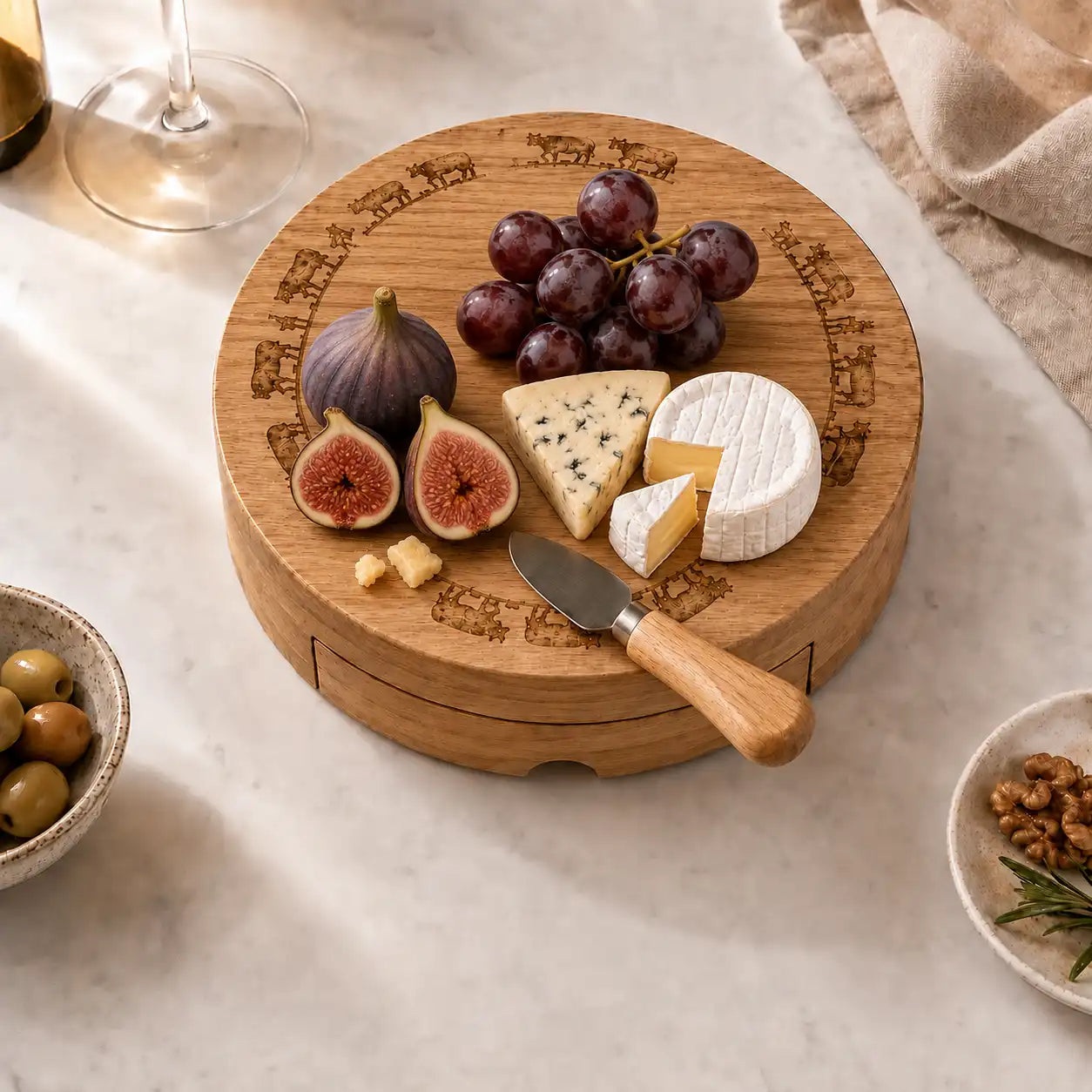 Wooden cheese board with 3 cheese knives, embossed