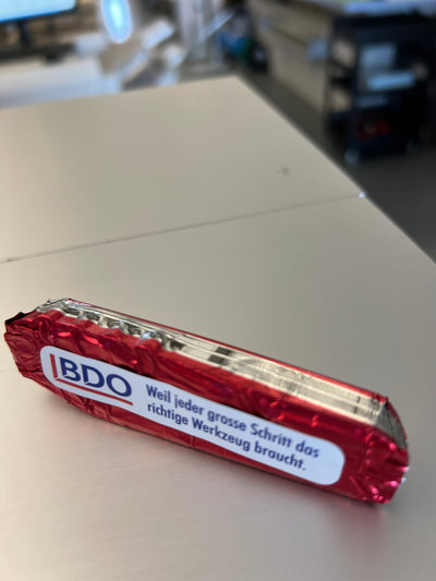 Display mit 32 Victorinox Schokoladen Messer